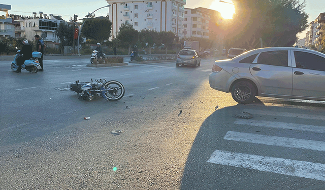 Antalya'da otomobil ile motosiklet çarpıştı: 1 yaralı