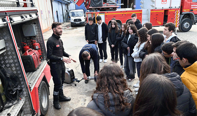 Bilecik'te itfaiye personellerinden öğrencilere yangın eğitimi