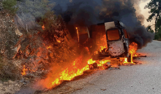 Bilecik'te minibüs alev topuna döndü