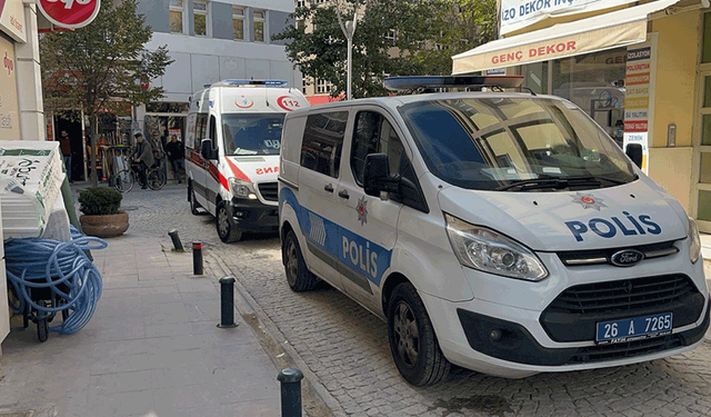 Eskişehir’de tartıştığı arkadaşını bıçaklayıp kaçtı: Her yerde aranıyor