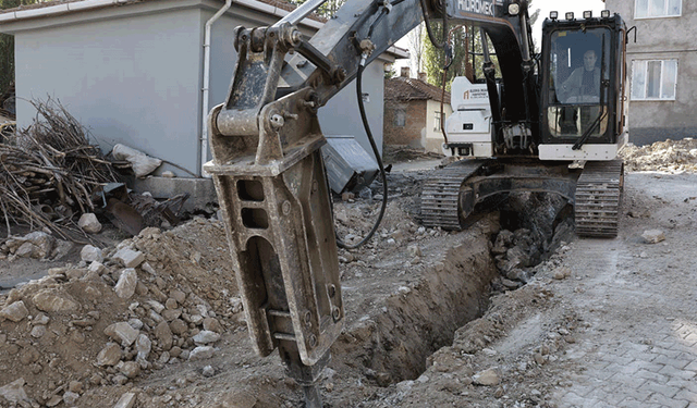 Kütahya'da deforme olan içme suyu hattı onarılıyor