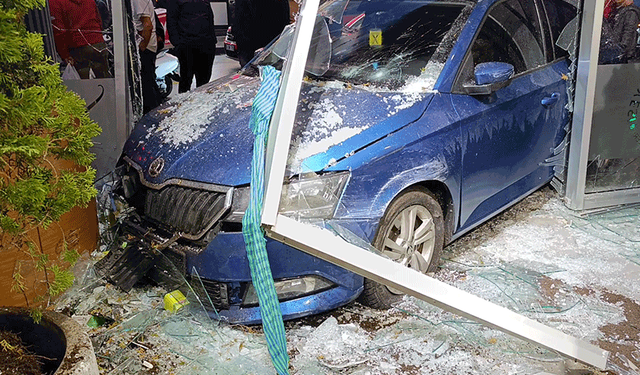 Rize'de hızını alamayan otomobil kafeye daldı, faciadan dönüldü