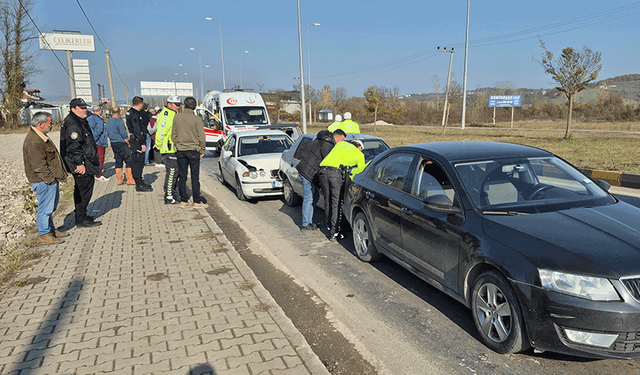 Bartın'da 4 araç birbirine girdi: 3 yaralı