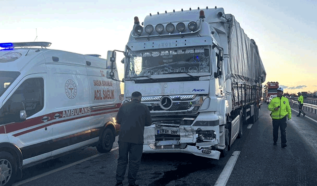 Eskişehir yolunda işçi servisine tır çarptı: 10 yolcu yaralandı