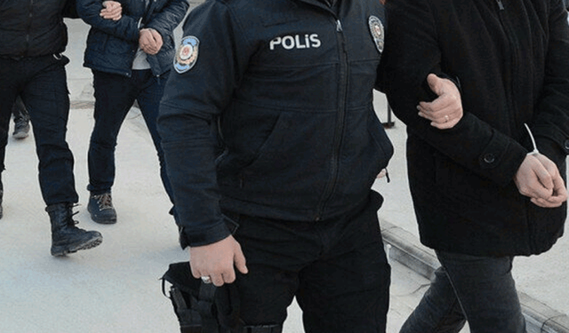 Eskişehir'de aranan 2 firari polislerden kaçamadı