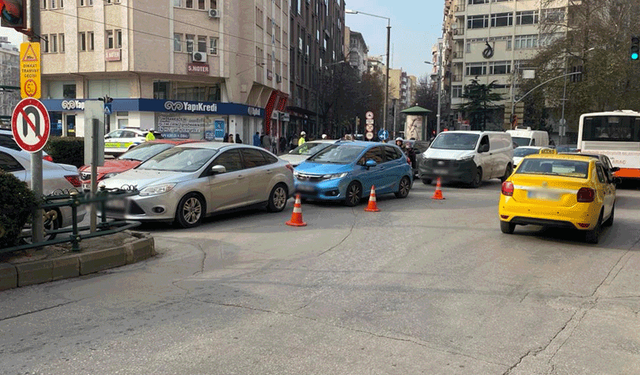 Eskişehir’de yıkım için cadde kapatılınca kent trafiğini kilitlendi