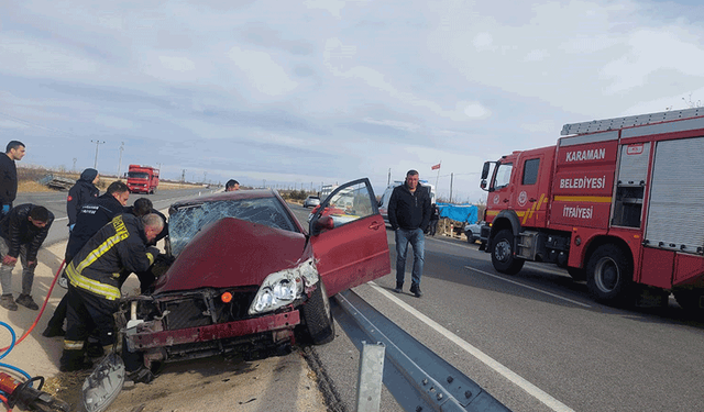 Karaman’da otomobil önce römorka ardından bariyerlere çarptı: 4 yaralı