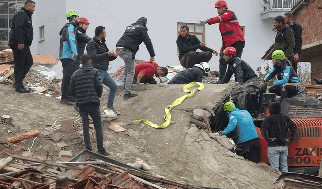 Malatya'da yıkım esnasında enkaz altında kalan operatör kurtarıldı