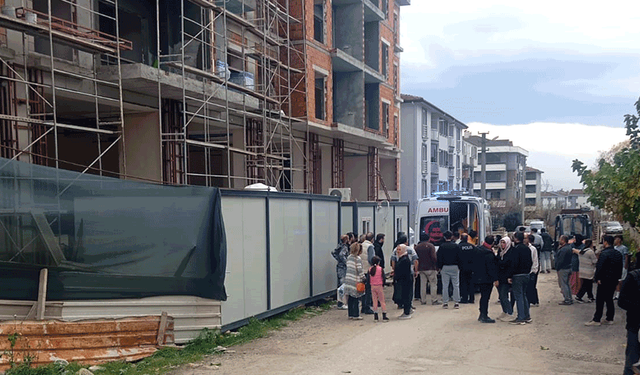 Sakarya'da çatıya çıkan işçi dengesini kaybederek yere düştü