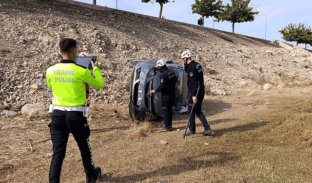 Şanlıurfa’da otomobil şarampole yuvarlandı