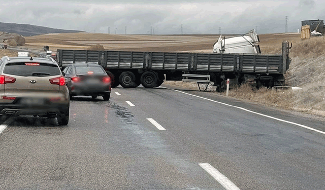 Yozgat'ta yağışlı hava kaza getirdi: Tır yoldan çıktı