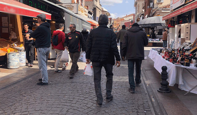 Eskişehir'de bayram alışverişi yoğunluğu esnafı sevindirdi