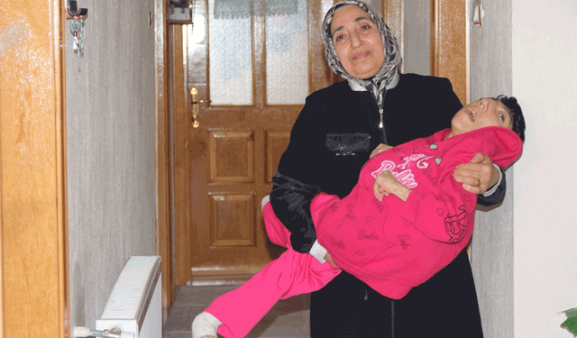 Eskişehir’de eşinin terk ettiği kadın 33 yıldır engelli kızına tek başına bakıyor