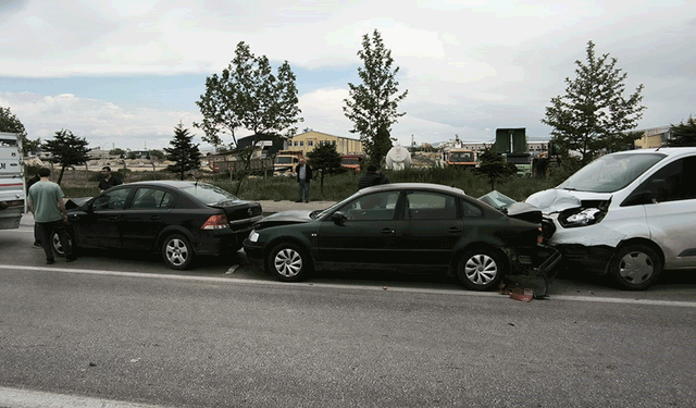 Afyon'da 4 araç birbirine girdi