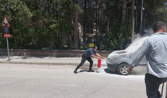 Afyon'da alev alan araca polis müdahale eti