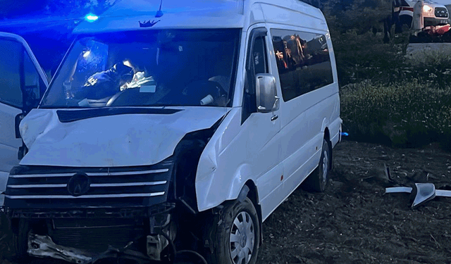 Afyon'da kontrolden çıkan minibüs tarım arazisine devrildi: 6 yaralı