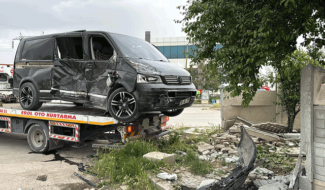 Afyon'da minibüs ile kamyonet çarpıştı: 9 yaralı