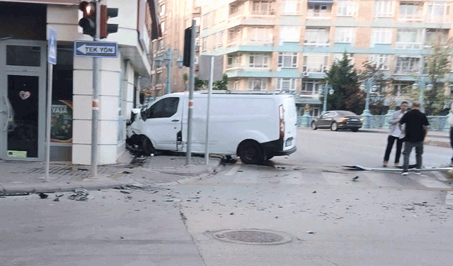 Eskişehir’de korkutan kaza: Araç işletmenin duvarına saplandı