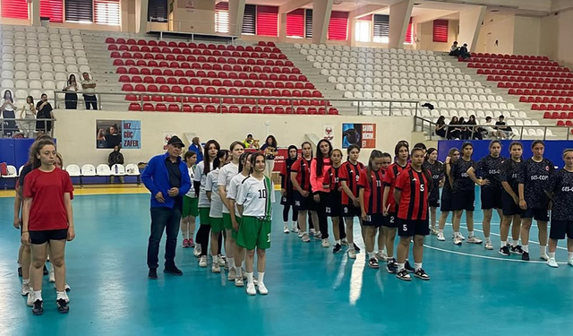 Eskişehir’de küçük kızlar futsal turnuvası sona erdi