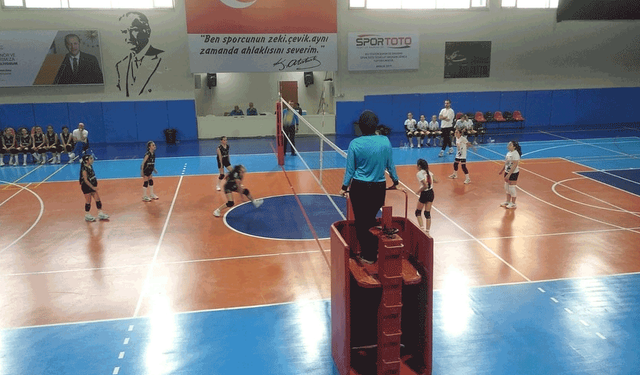 Eskişehir’de küçük kızlar voleybol liginde heyecan dorukta