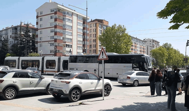 Eskişehir’de tramvay ile otobüs çarpıştı: Trafikte aksama, seferlerde gecikme yaşandı