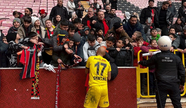 Kucak dolusu hayaller tribünlerde yüzlerce çocuğu Eskişehirspor ile buluşturdu