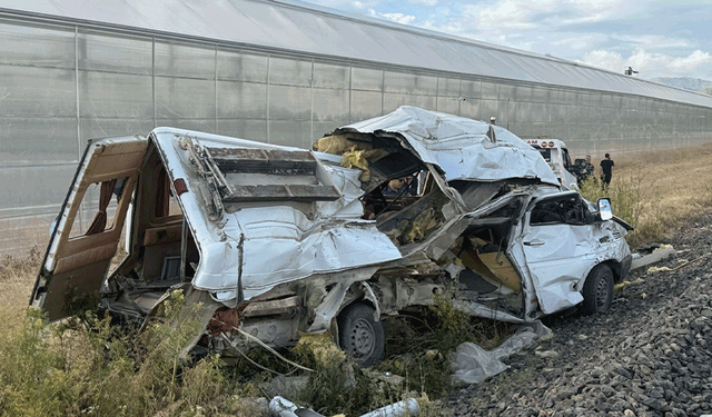 Eskişehir seferi yapan tren minibüsle çarpıştı: Korku dolu anlar