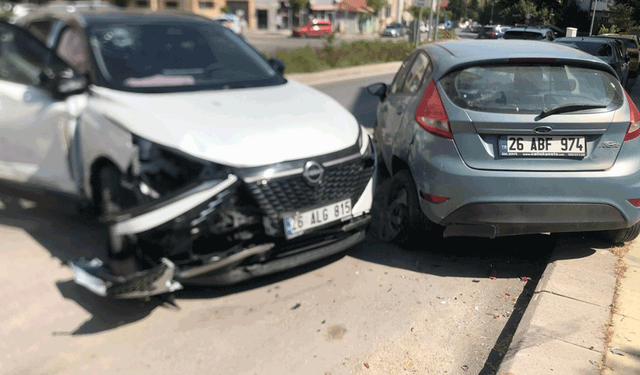 Eskişehir’de korkutan kaza: Önüne ne geldiyse çarptı