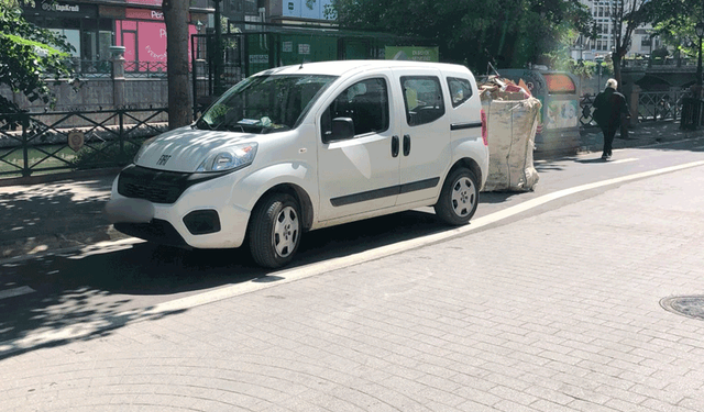 Eskişehir’de yeni bisiklet yoluna araç engeli