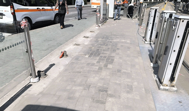 Kaza sonrası hasar gören tramvay durağı hala açık
