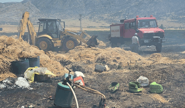 Afyon korkutan yangın: Saman yüklü tır alevlere teslim oldu