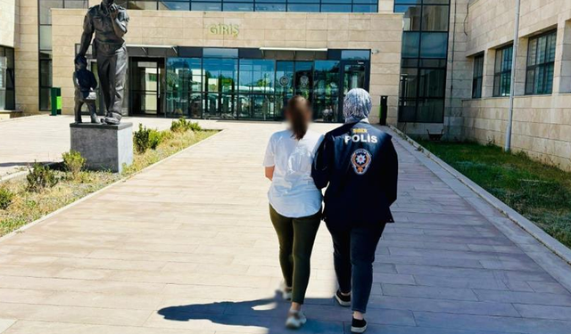 Afyon'da dolandırıcılık suçundan aranan şahsı polis yakaladı