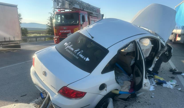 Afyon'da evlilik iznine çıkan üsteğmen ve eşini trafik kazası ayırdı