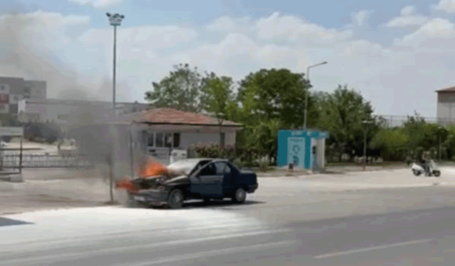 Afyon'da seyir halindeki otomobille yangın çıktı