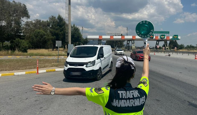Aydın'da otobanda yaya olarak kaçmaya çalışan düzensiz göçmen yakalandı