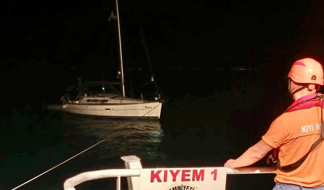 Çanakkale Boğazı'nda bir tekne arıza yaptı