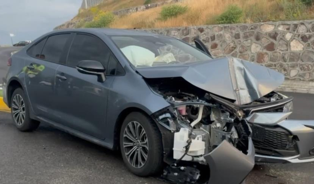 Erzincan'da kaygan yolda direğe çarptı: