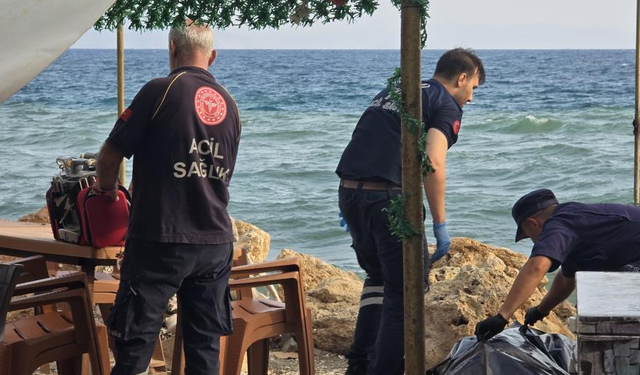Hatay'da denize giren 79 yaşındaki yaşlı adamın cansız bedenini kayalıklara savruldu