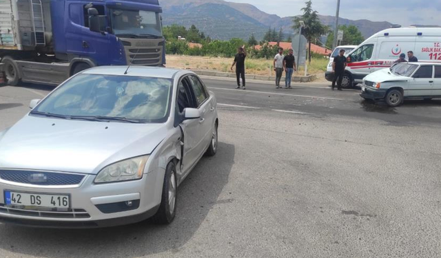 Isparta'da kavşakta iki otomobil çarpıştı: 4 yaralı