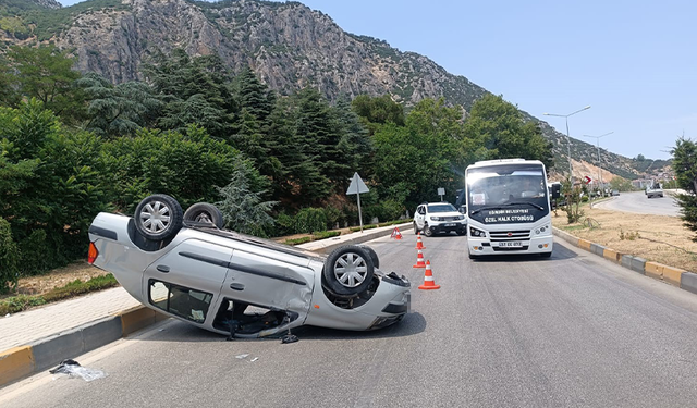 Isparta'da taşa çarpıp takla attı: 1 yara