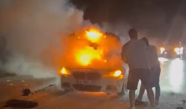 İstanbul'da seyir halindeki araç alev alev yandı