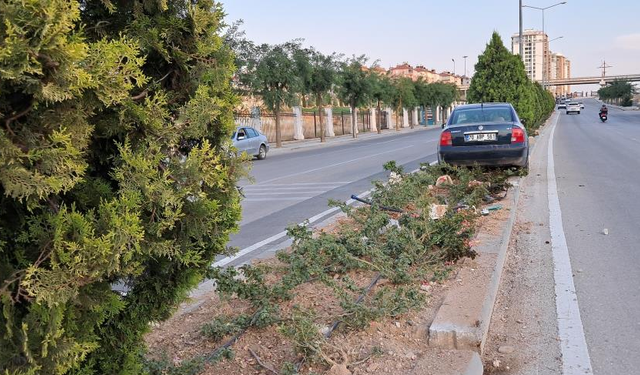 Karaman'da kontrolden çıkan otomobil refüje çıktı
