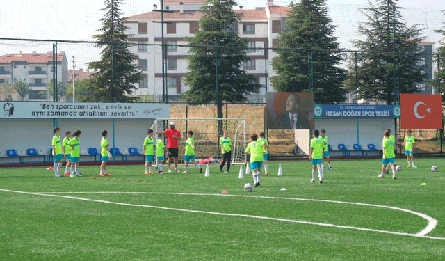 Odunpazarı Belediyesi, Yaz Futbol Okulları minik sporculara ışık tutuyor
