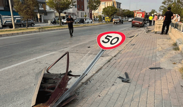 Afyon'da kontrolden çıkan araç önce tabelaya sonra otomobil çarptı