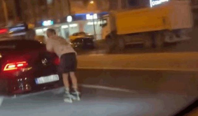 Diyarbakır'da patenli genç aracın arkasına tutunarak ilerledi