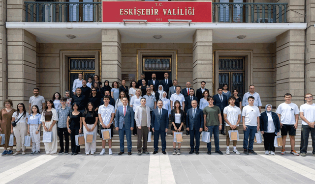 Eskişehir Valisi Hüseyin Aksoy, YKS'de İlk 500'e giren öğrencileri ağırladı
