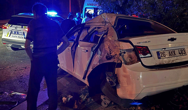 Eskişehir'de akşam saatlerinde feci kaza: Otomobil dönen tıra çarptı!