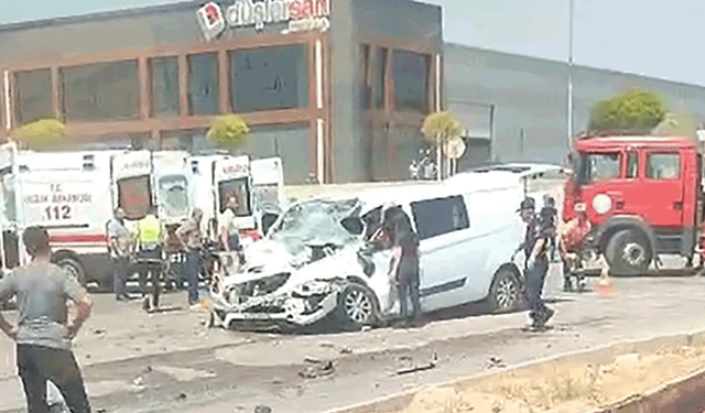 Eskişehir’de feci kaza: Panelvan tıra çarptı, 3 kişi yaralandı