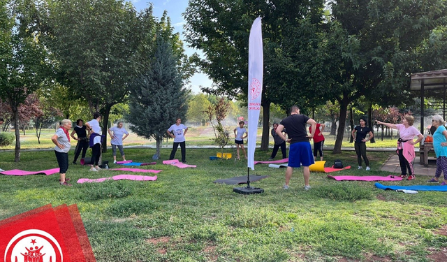 Eskişehirliler sabah sporu için parkta buluştu