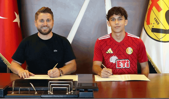 Eskişehirspor’da Ozan İsmail Cörüt profesyonel oldu